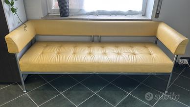 Divanetto in pelle di design