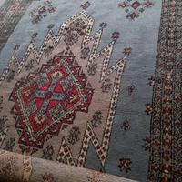 2 tappeti uno fatto a mamo e uno normale