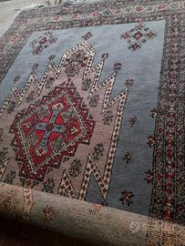 2 tappeti uno fatto a mamo e uno normale