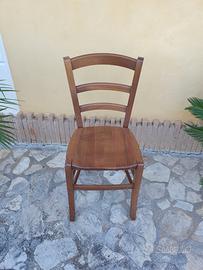 Quattro sedie in legno massello color noce