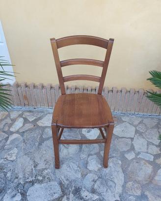 Quattro sedie in legno massello color noce