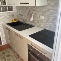 Cucina in laccato bianco e tortora