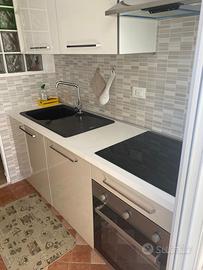 Cucina in laccato bianco e tortora