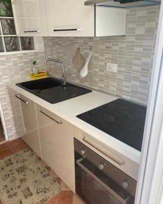 Cucina in laccato bianco e tortora