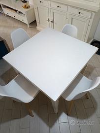 Tavolo bianco in legno estendibile