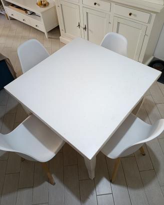Tavolo bianco in legno estendibile