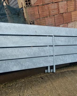 Ringhiera a fasce di lamiera zingata