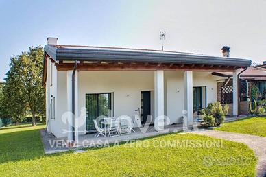 Villa di 310 m² con più di 5 locali e posto auto a