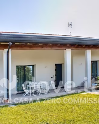 Villa di 310 m² con più di 5 locali e posto auto a