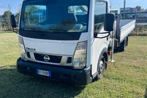 NISSAN CABSTAR CON GRU