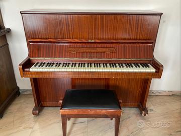 Antico pianoforte verticale