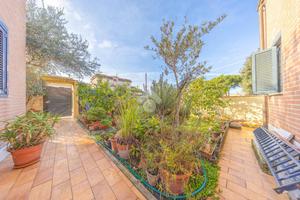 VILLA A SCHIERA A ROMA