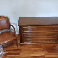 Comò sedia e altro mobile