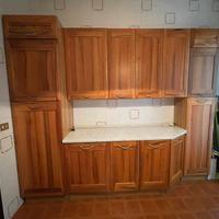 Cucina completa in legno ed eletteodomestici