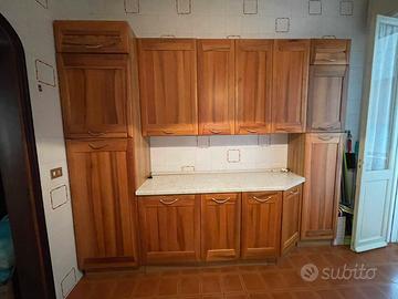 Cucina completa in legno ed eletteodomestici