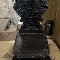 Sedia con stemma in legno intagliato