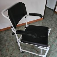 Sedia comoda e per doccia con ruote