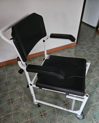 Sedia comoda e per doccia con ruote