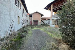 Casa indipendente di 334 m² con più di 5 locali a 