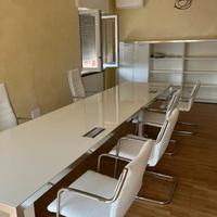 Doppio tavolo da conferenza e scaffale