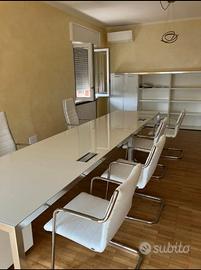 Doppio tavolo da conferenza e scaffale