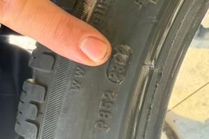 Coppia di pneumatici Pirelli invernali usati