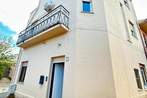 Laconi fabbricato cielo terra con 2 abitazioni