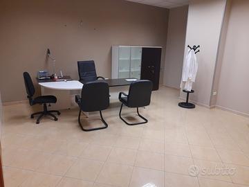 Ufficio, studio, arredato