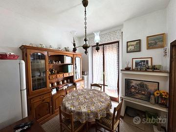 Casa con corte e box