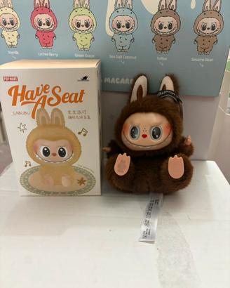 labubu Have a Seat marrone