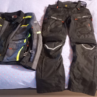 Giacca pantaloni scarpe casco modulare moto