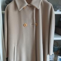 Elegante cappotto con collo e polsini di visone