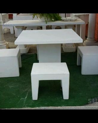 Tavolo con sgabelli in polvere di marmo