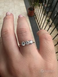 Anello trilogy oro bianco e zirconi