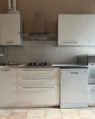 Cucina completa moderna con elettrodomestici