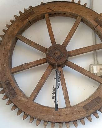 Ruota antica 100 anni per addobbo giardino