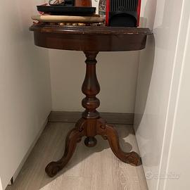 Tavolino rotondo in legno con gamba intagliata