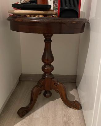 Tavolino rotondo in legno con gamba intagliata