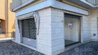 Ampio negozio a Cologna Spiaggia