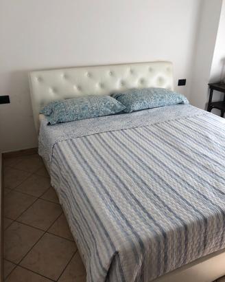 Letto matrimoniale in pelle