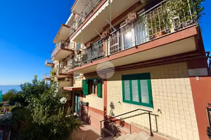 3 LOCALI A POZZUOLI