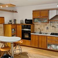 Cucina in ciliegio con penisola e 4 sgabelli