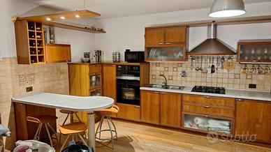 Cucina in ciliegio con penisola e 4 sgabelli