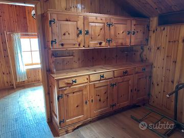 Mobile in legno massiccio con letto a scomparsa