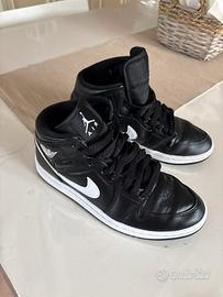 Air Jordan 1 Mid bianche e nere