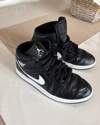 Air Jordan 1 Mid bianche e nere