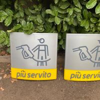 Insegna da distributore carburante più servito