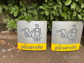 Insegna da distributore carburante più servito