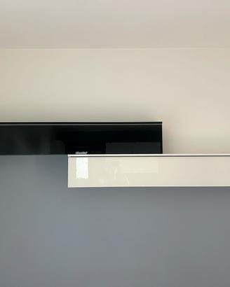 Mobile sospeso bianco e nero