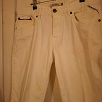 Pantaloncino uomo bianco con chiusura a bottoni.  